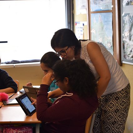 Alumno con iPAD trabajando