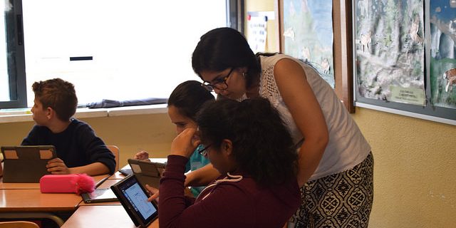 Alumno con iPAD trabajando