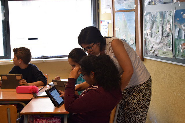 Alumno con iPAD trabajando