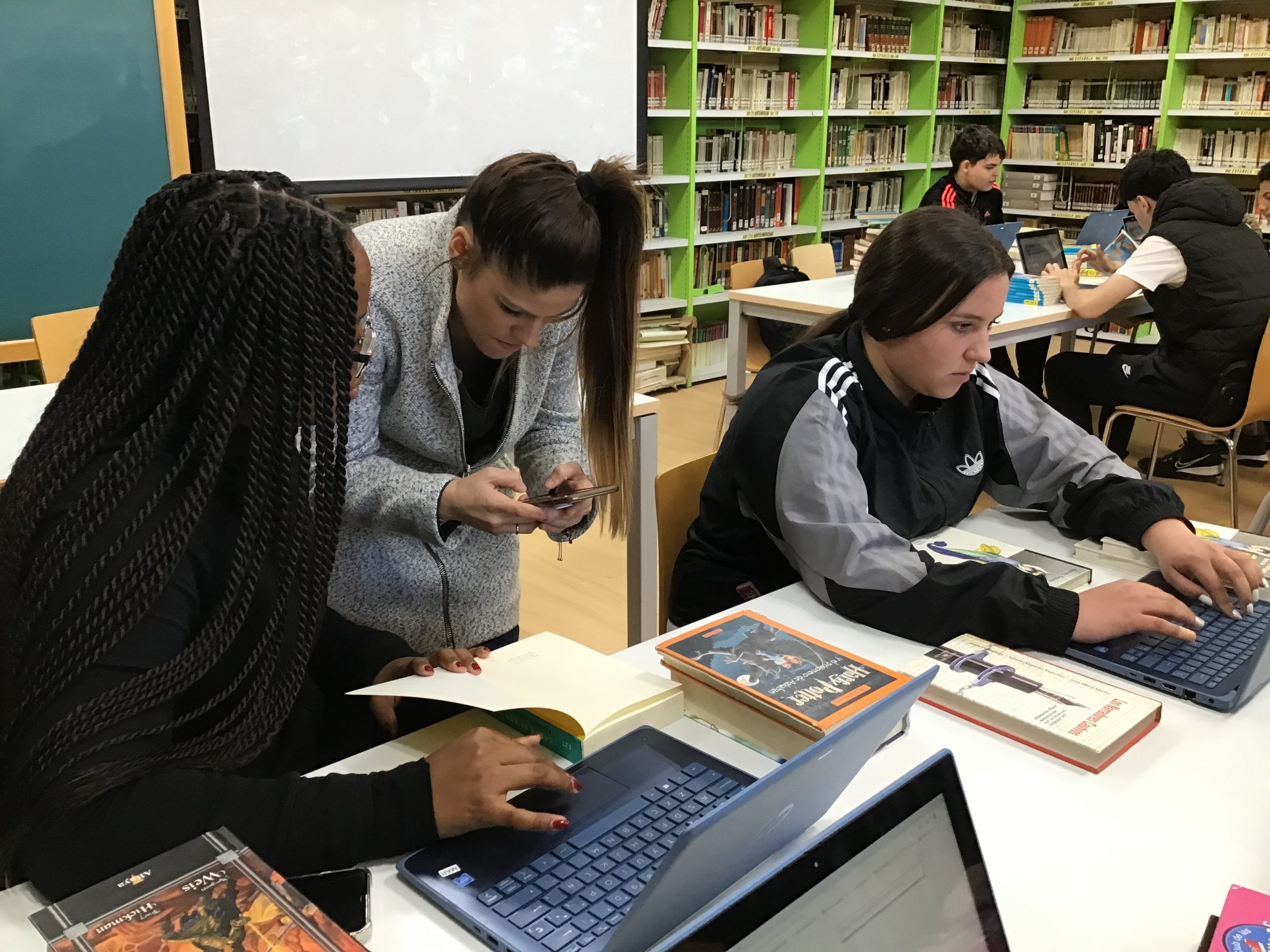 20230313_Catalogando libros (5)